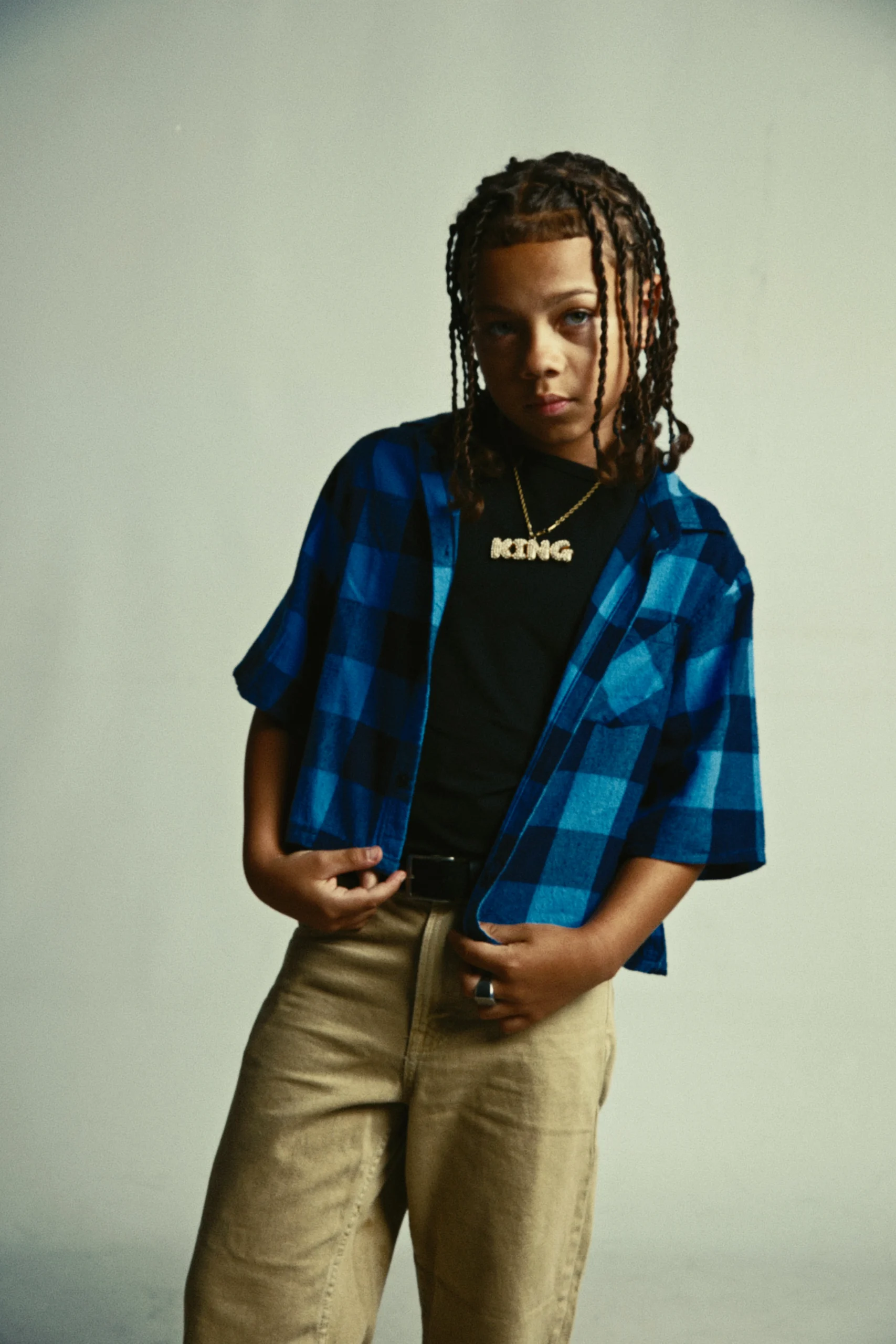 Robson JR con camisa azul, retrato oficial